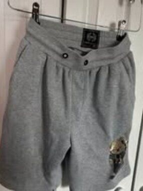 CR24 grey sweatshorts LEGEND decal on leg-two hip & 1 back pocket -w/tags